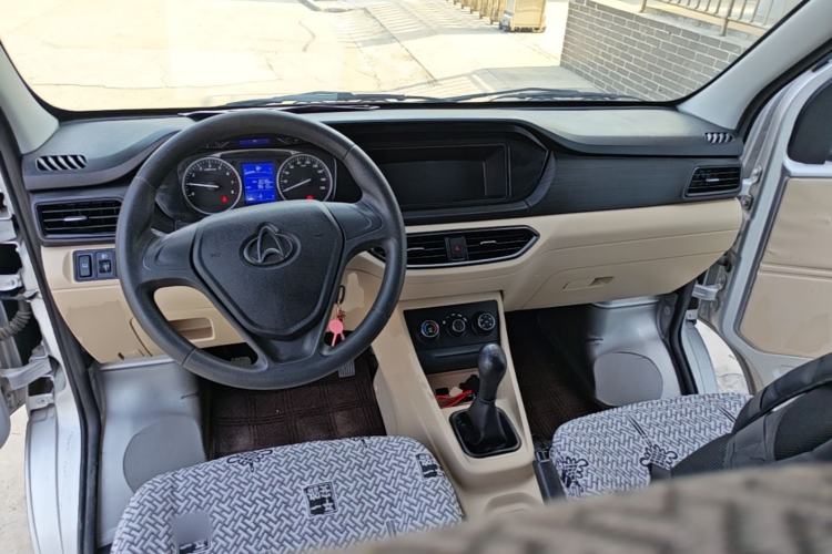 Used CHANGAN KUAYUE Xing V3 2023 1.3L Gasoline Comfort Edition 7-Seater Passenger Vehicle Center Console