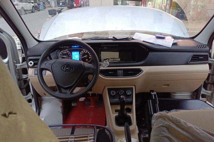 Used CHANGAN KUAYUE Xing V3 2023 1.5L Gasoline Standard Model 6-Seater Passenger Vehicle Center Console