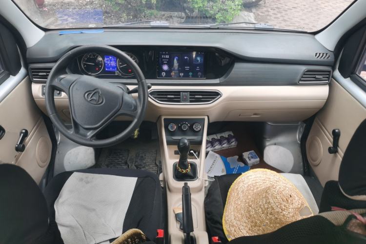 Used CHANGAN KUAYUE Xing V3 2023 1.5L Gasoline Comfort Edition 5-Seat Passenger Vehicle Center Console