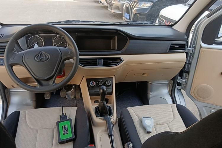 Used CHANGAN KUAYUE Xing V3 2023 1.5L Gasoline Standard Model 7-Seater Passenger Vehicle Center Console