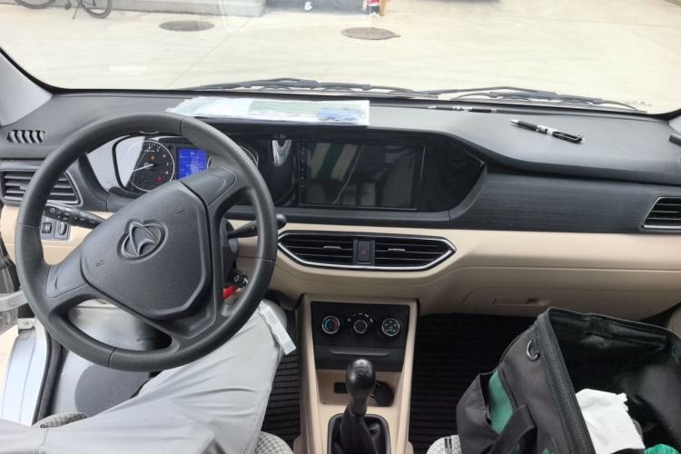 Used CHANGAN KUAYUE Xing V3 2023 1.5L Gasoline Standard Edition 2-Seat Van Center Console