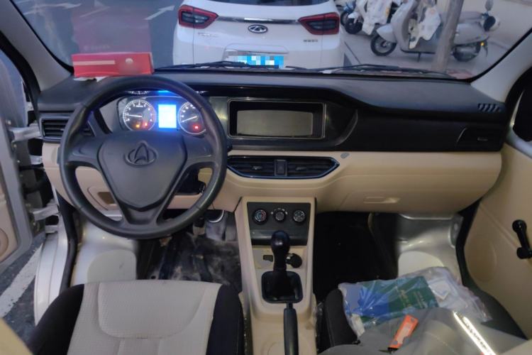 Used CHANGAN KUAYUE Xing V3 2023 1.3L Gasoline Standard Model 6-Seater Passenger Vehicle Center Console