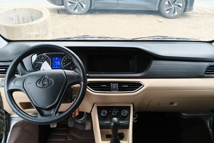 Used CHANGAN KUAYUE Xing V3 2023 1.3L Gasoline Comfort Model 5-Seater Passenger Vehicle Center Console