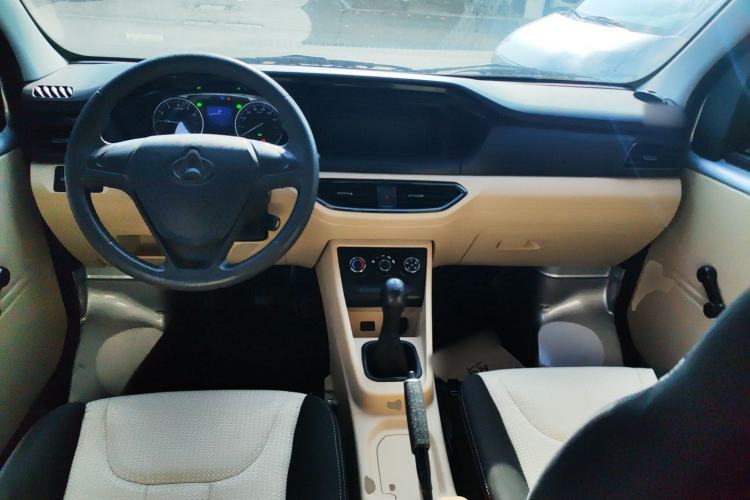 Used CHANGAN KUAYUE Xing V3 2023 1.5L Gasoline Comfort Edition 5-Seat Passenger Vehicle Center Console
