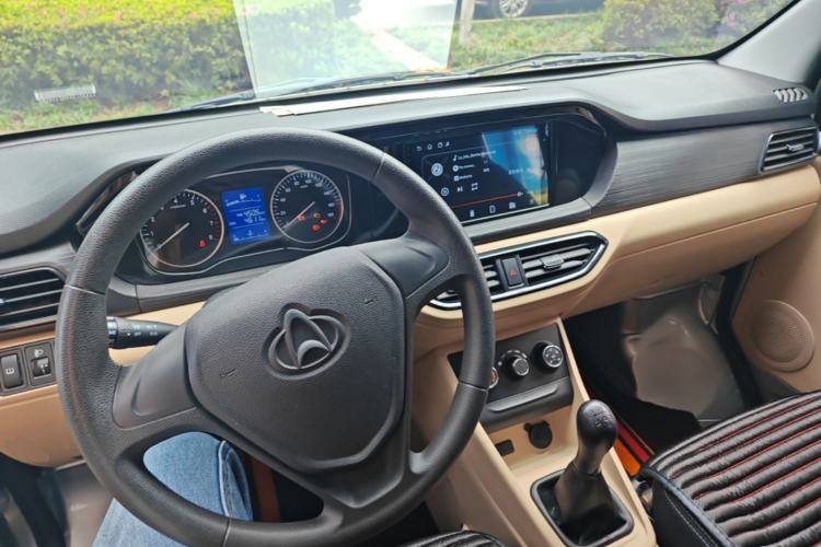 Used CHANGAN KUAYUE Xing V3 2023 1.5L Gasoline Comfort Model 7-Seater Passenger Vehicle Center Console