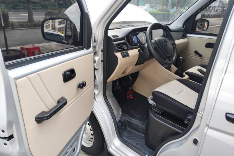 Used CHANGAN KUAYUE Xing V3 2023 1.3L Gasoline Standard Model 6-Seater Passenger Vehicle Driver Seat