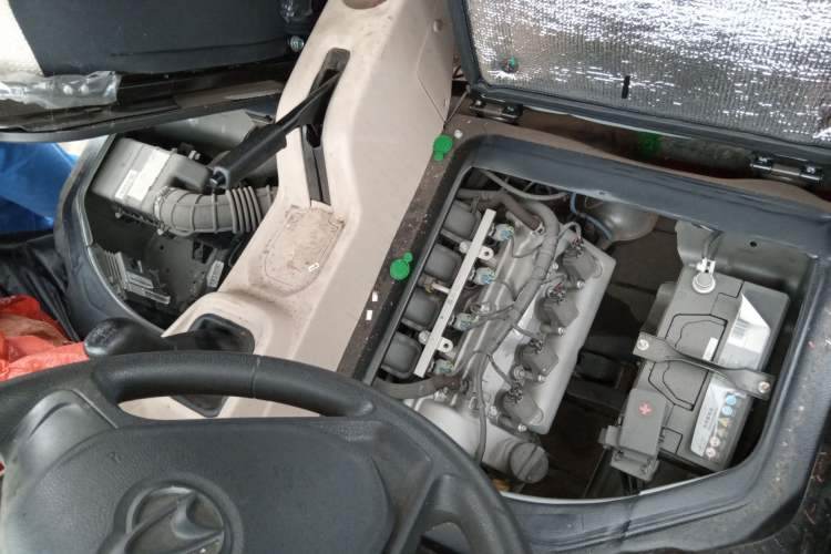 Used CHANGAN KUAYUE Xing V3 2023 1.3L Gasoline Standard Model 6-Seater Passenger Vehicle Engine Bay