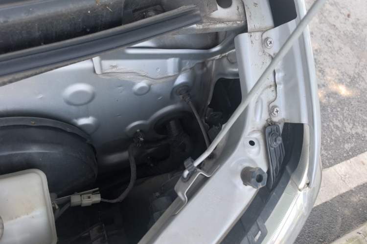 Used CHANGAN KUAYUE Xing V3 2023 1.5L Gasoline Standard Edition 5-Seater Minivan Engine Bay Left