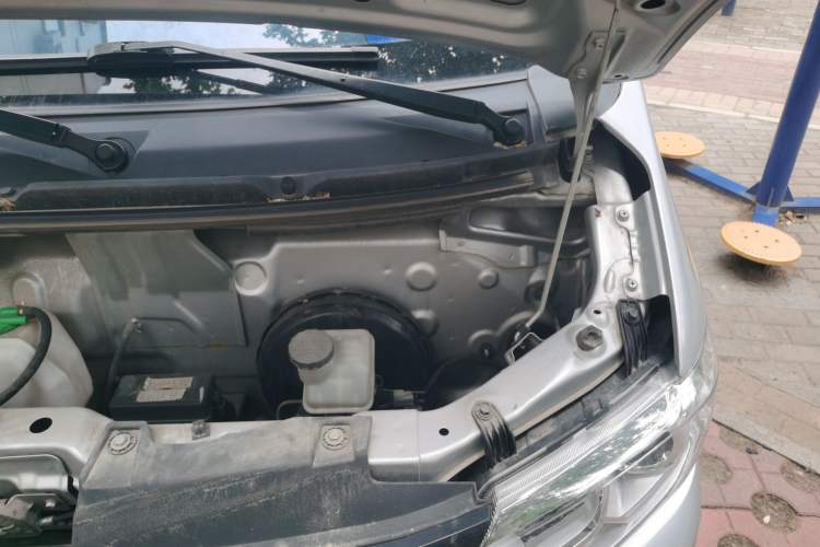 Used CHANGAN KUAYUE Xing V3 2023 1.5L Gasoline Comfort Edition 5-Seat Passenger Vehicle Engine Bay Left
