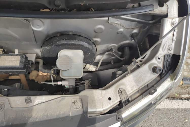 Used CHANGAN KUAYUE Xing V3 2023 1.3L Gasoline Standard Model 5-Seater Passenger Vehicle Engine Bay Left