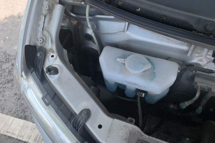 Used CHANGAN KUAYUE Xing V3 2023 1.5L Gasoline Standard Edition 5-Seater Minivan Engine Bay Right
