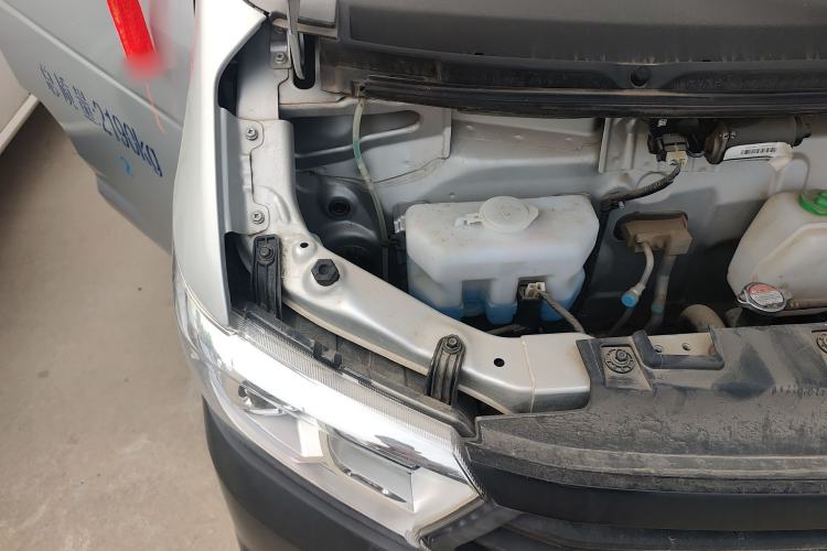 Used CHANGAN KUAYUE Xing V3 2023 1.5L Gasoline Standard Edition 2-Seat Van Engine Bay Right
