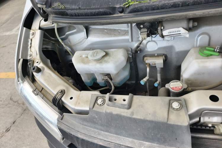 Used CHANGAN KUAYUE Xing V3 2023 1.3L Gasoline Standard Model 5-Seater Passenger Vehicle Engine Bay Right