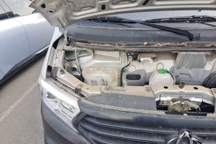 Used CHANGAN KUAYUE Xing V3 2023 1.3L Gasoline Comfort Model 5-Seater Passenger Vehicle Engine Bay Right