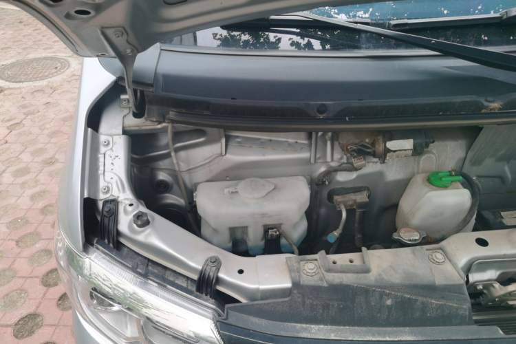 Used CHANGAN KUAYUE Xing V3 2023 1.5L Gasoline Comfort Edition 5-Seat Passenger Vehicle Engine Bay Right