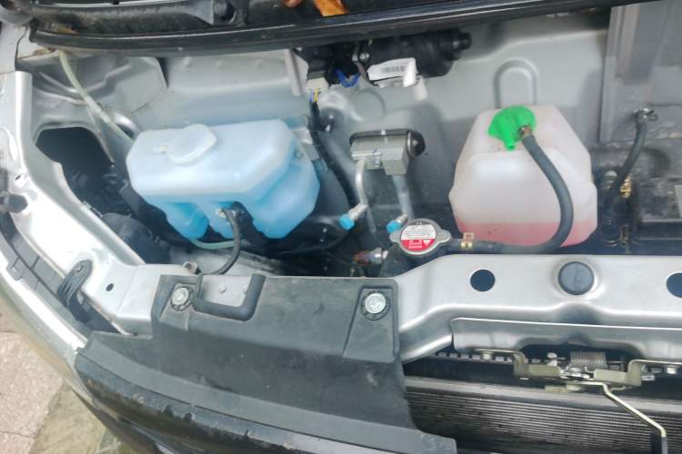 Used CHANGAN KUAYUE Xing V3 2023 1.5L Gasoline Standard Edition 2-Seat Van Engine Bay Right