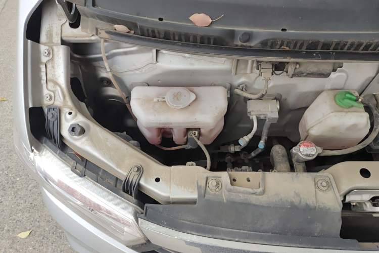 Used CHANGAN KUAYUE Xing V3 2023 1.5L Gasoline Comfort Edition 5-Seat Passenger Vehicle Engine Bay Right