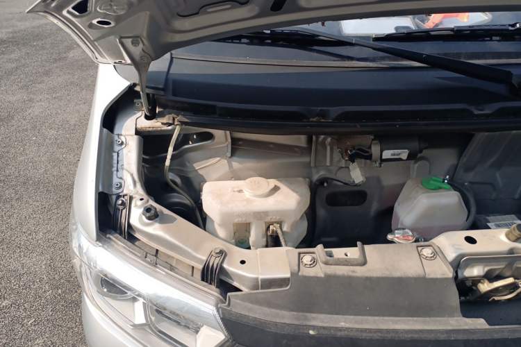 Used CHANGAN KUAYUE Xing V3 2023 1.5L Gasoline Standard Model 5-Seater Passenger Vehicle Engine Bay Right