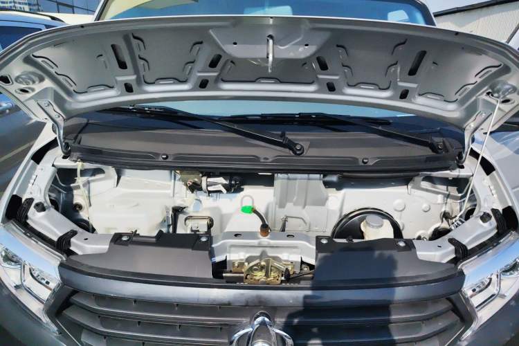 Used CHANGAN KUAYUE Xing V3 2023 1.5L Gasoline Comfort Edition 5-Seat Passenger Vehicle Engine Bay