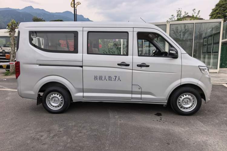 Used CHANGAN KUAYUE Xing V3 2023 1.5L Gasoline Standard Model 7-Seater Passenger Vehicle Exterior 4