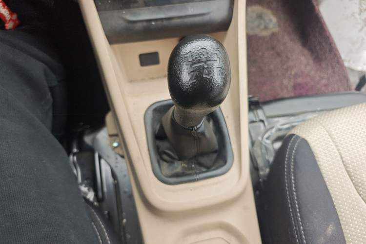 Used CHANGAN KUAYUE Xing V3 2023 1.3L Gasoline Standard Model 5-Seater Passenger Vehicle Gear Lever