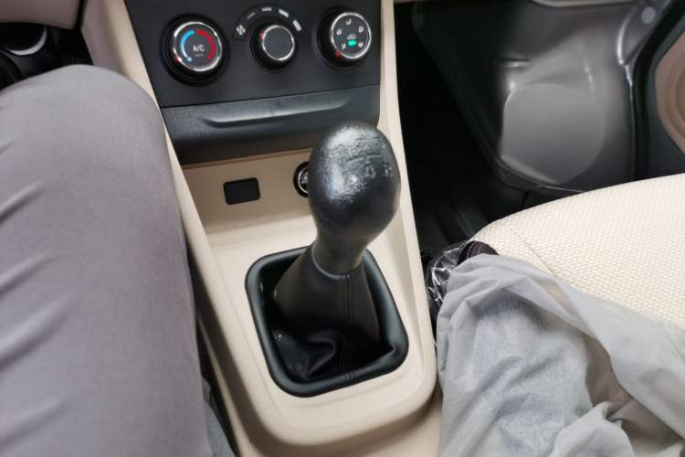 Used CHANGAN KUAYUE Xing V3 2023 1.3L Gasoline Standard Model 5-Seater Passenger Vehicle Gear Lever