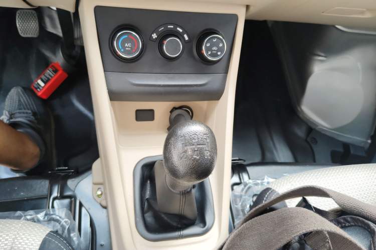 Used CHANGAN KUAYUE Xing V3 2023 1.3L Gasoline Standard Model 6-Seater Passenger Vehicle Gear Lever