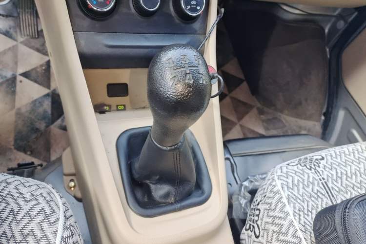 Used CHANGAN KUAYUE Xing V3 2023 1.3L Gasoline Comfort Model 5-Seater Passenger Vehicle Gear Lever