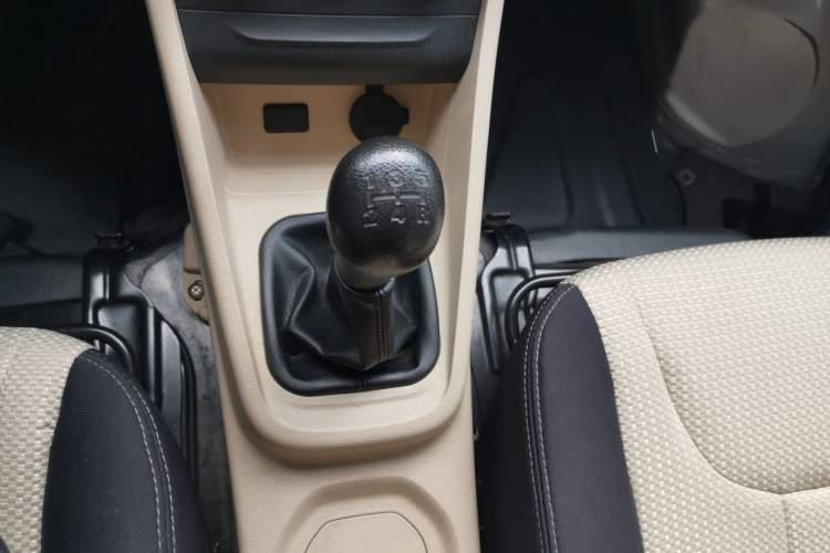 Used CHANGAN KUAYUE Xing V3 2023 1.5L Gasoline Comfort Model 7-Seater Passenger Vehicle Gear Lever
