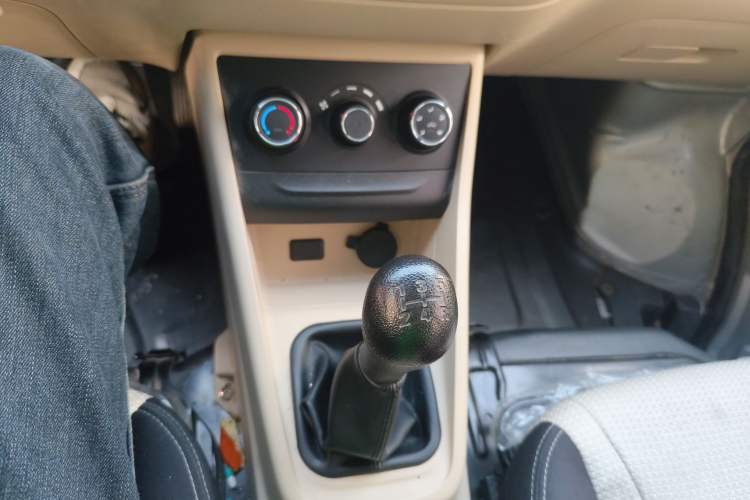 Used CHANGAN KUAYUE Xing V3 2023 1.5L Gasoline Comfort Model 7-Seater Passenger Vehicle Gear Lever