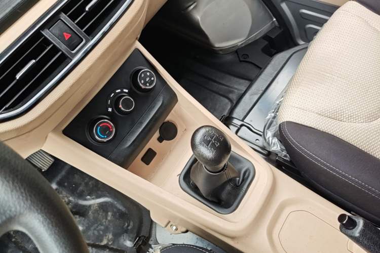 Used CHANGAN KUAYUE Xing V3 2023 1.3L Gasoline Comfort Model 2-Seater Van Gear Lever