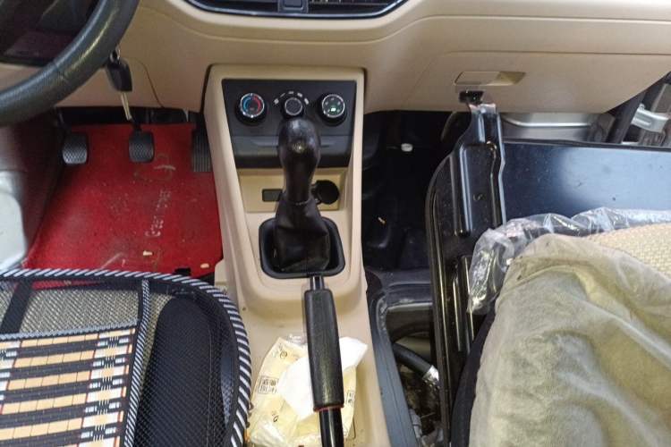 Used CHANGAN KUAYUE Xing V3 2023 1.5L Gasoline Standard Model 6-Seater Passenger Vehicle Gear Lever