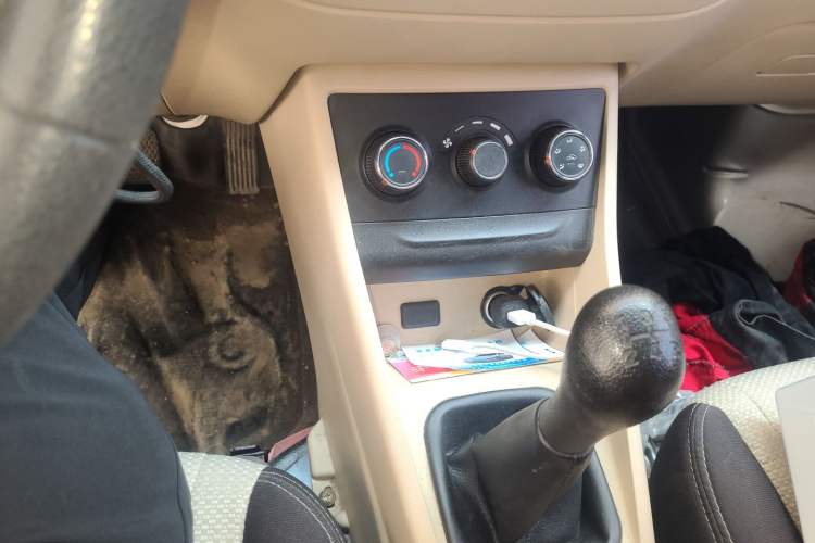 Used CHANGAN KUAYUE Xing V3 2023 1.5L Gasoline Standard Edition 2-Seat Van Gear Lever