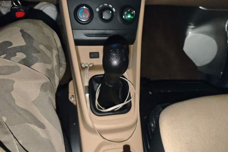 Used CHANGAN KUAYUE Xing V3 2023 1.5L Gasoline Comfort Edition 5-Seat Passenger Vehicle Gear Lever