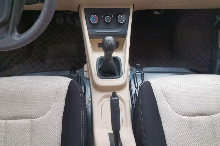 Used CHANGAN KUAYUE Xing V3 2023 1.5L Gasoline Comfort Edition 5-Seat Passenger Vehicle Gear Lever