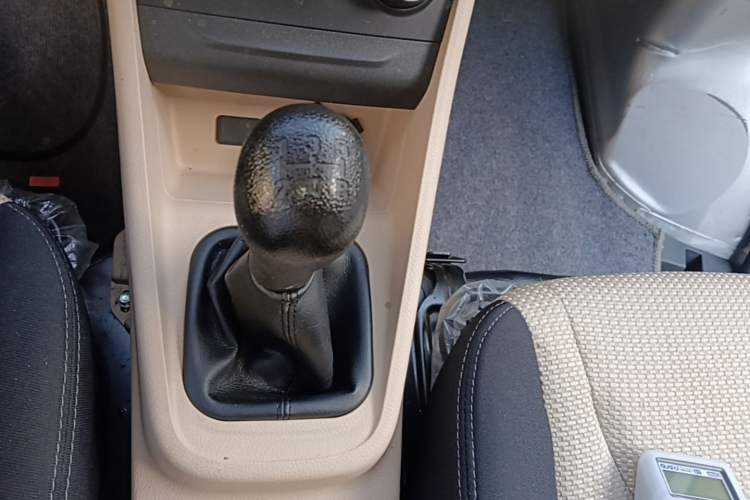 Used CHANGAN KUAYUE Xing V3 2023 1.5L Gasoline Standard Model 7-Seater Passenger Vehicle Gear Lever