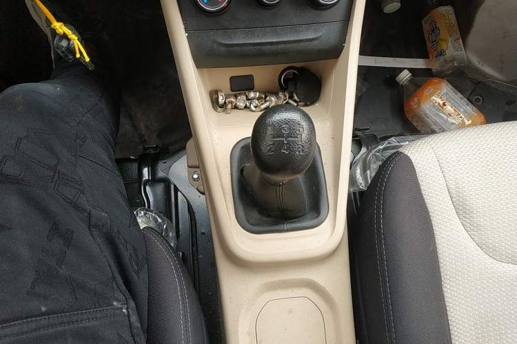 Used CHANGAN KUAYUE Xing V3 2023 1.3L Gasoline Comfort Model 2-Seater Van Gear Lever