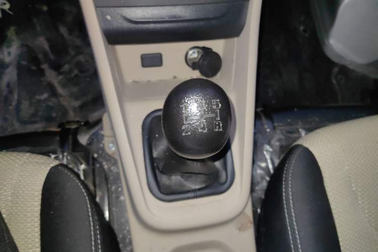 Used CHANGAN KUAYUE Xing V3 2023 1.3L Gasoline Standard Model 6-Seater Passenger Vehicle Gear Lever