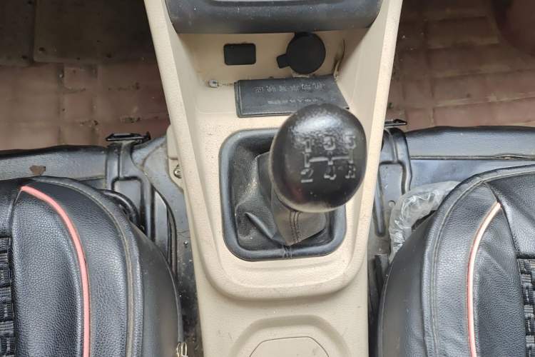 Used CHANGAN KUAYUE Xing V3 2023 1.3L Gasoline Standard Model 5-Seater Passenger Vehicle Gear Lever