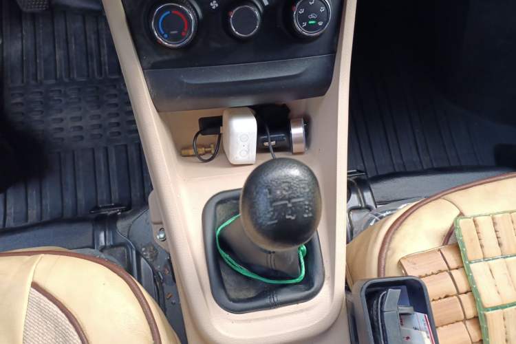 Used CHANGAN KUAYUE Xing V3 2023 1.5L Gasoline Standard Model 5-Seater Passenger Vehicle Gear Lever