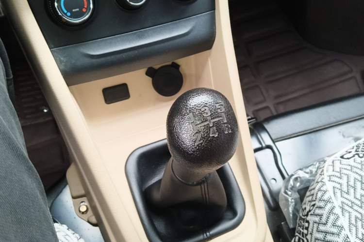 Used CHANGAN KUAYUE Xing V3 2023 1.3L Gasoline Comfort Model 5-Seater Passenger Vehicle Gear Lever