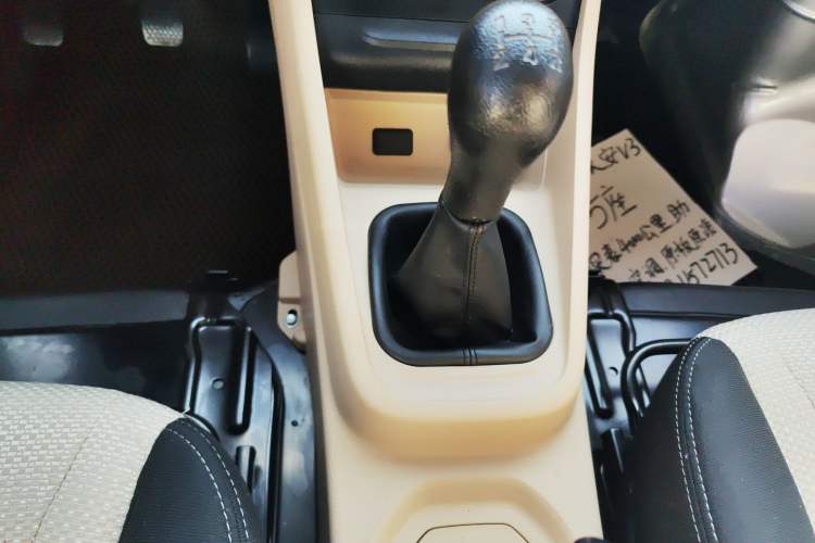 Used CHANGAN KUAYUE Xing V3 2023 1.5L Gasoline Comfort Edition 5-Seat Passenger Vehicle Gear Lever