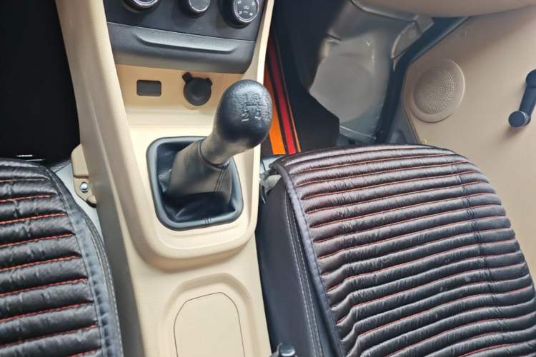 Used CHANGAN KUAYUE Xing V3 2023 1.5L Gasoline Comfort Model 7-Seater Passenger Vehicle Gear Lever