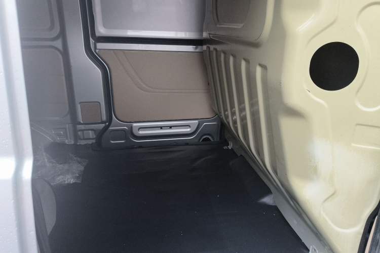 Used CHANGAN KUAYUE Xing V3 2023 1.5L Gasoline Standard Edition 2-Seat Van Interior 5