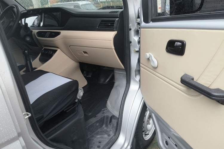 Used CHANGAN KUAYUE Xing V3 2023 1.5L Gasoline Standard Edition 2-Seat Van Interior 6