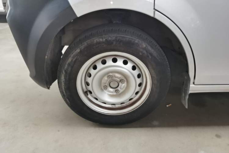 Used CHANGAN KUAYUE Xing V3 2023 1.3L Gasoline Standard Model 7-Seater Passenger Vehicle Left Front Wheel Hub