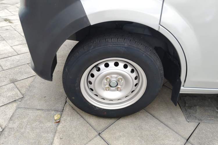 Used CHANGAN KUAYUE Xing V3 2023 1.3L Gasoline Standard Model 6-Seater Passenger Vehicle Left Front Wheel Hub