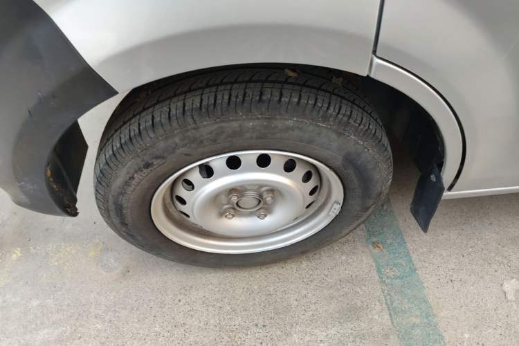 Used CHANGAN KUAYUE Xing V3 2023 1.5L Gasoline Comfort Model 7-Seater Passenger Vehicle Left Front Wheel Hub