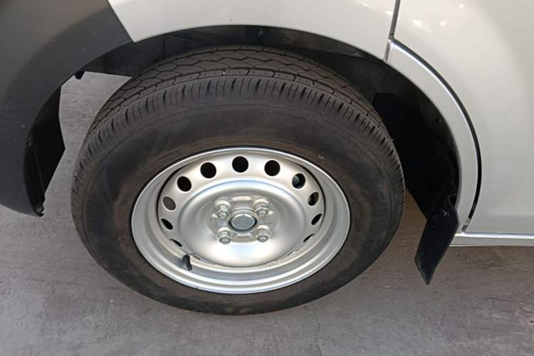 Used CHANGAN KUAYUE Xing V3 2023 1.5L Gasoline Standard Model 7-Seater Passenger Vehicle Left Front Wheel Hub