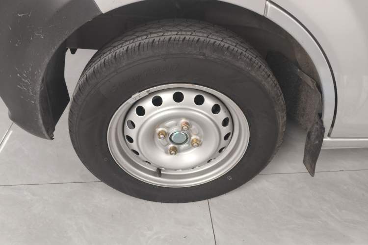 Used CHANGAN KUAYUE Xing V3 2023 1.3L Gasoline Standard Model 7-Seater Passenger Vehicle Left Front Wheel Hub